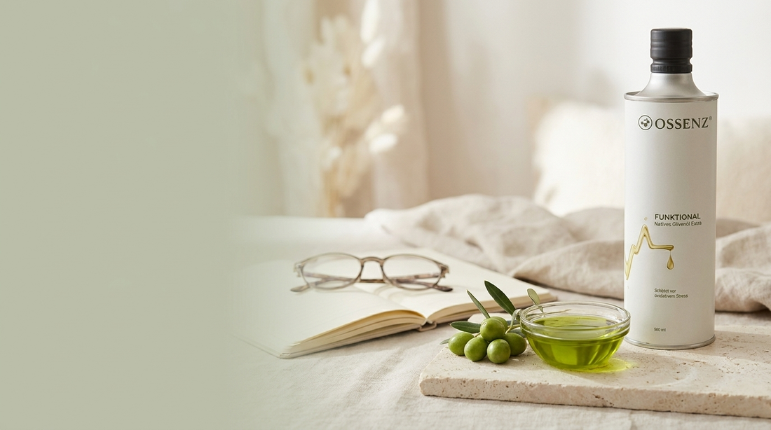 OSSENZ Polyphenol-Olivenöl mit Glasschale, grünen Oliven und Olivenzweig im Morgenlicht – Olivenöl für die Gehirngesundheit